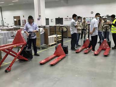 電動高升程搬運車交付使用，感謝廠家羅總親自跟客戶講解操作方法！